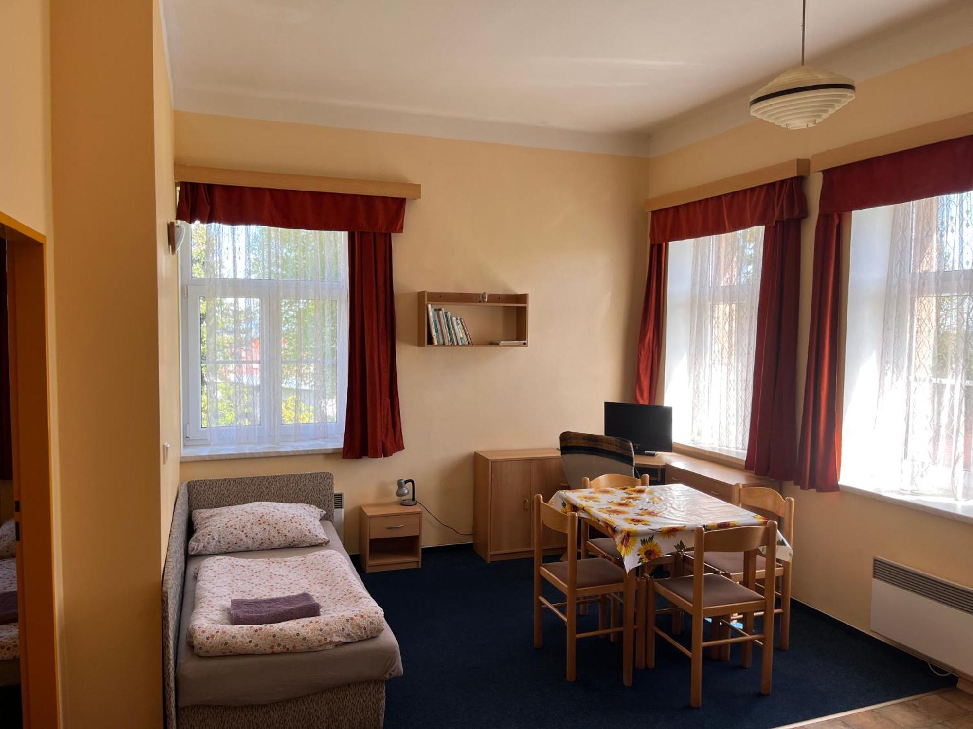 Apartmanovy Dum Obecna Skola Svetlik Exterior photo